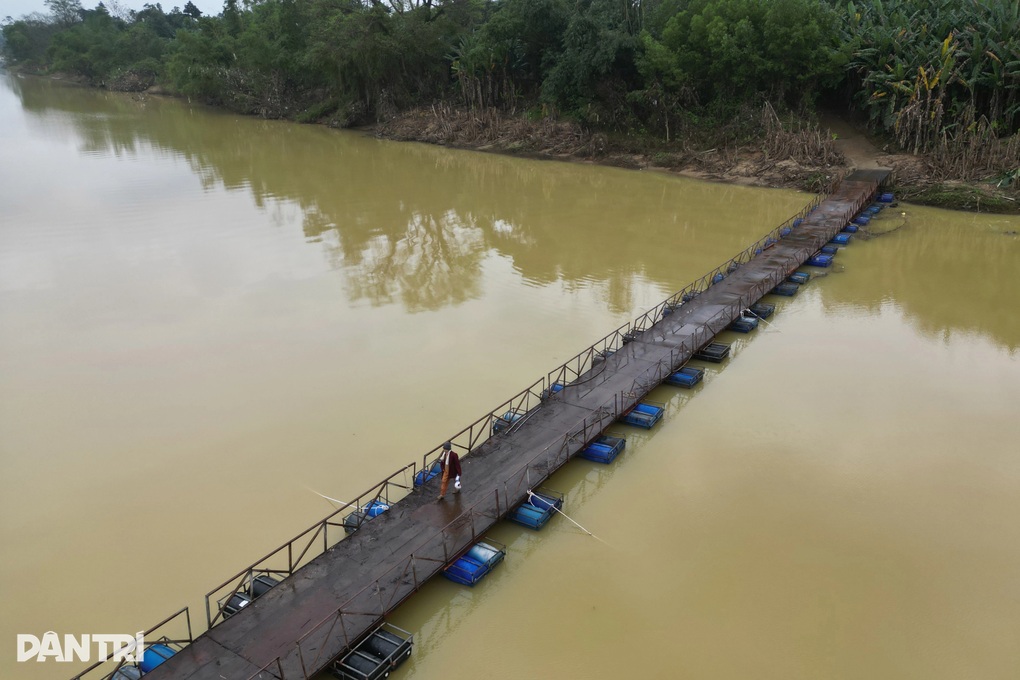 Nối lại cầu phao bị nước lũ cắt đứt thành 3 đoạn - 2 Nối lại cầu phao bị nước lũ cắt đứt thành 3 đoạn - 2