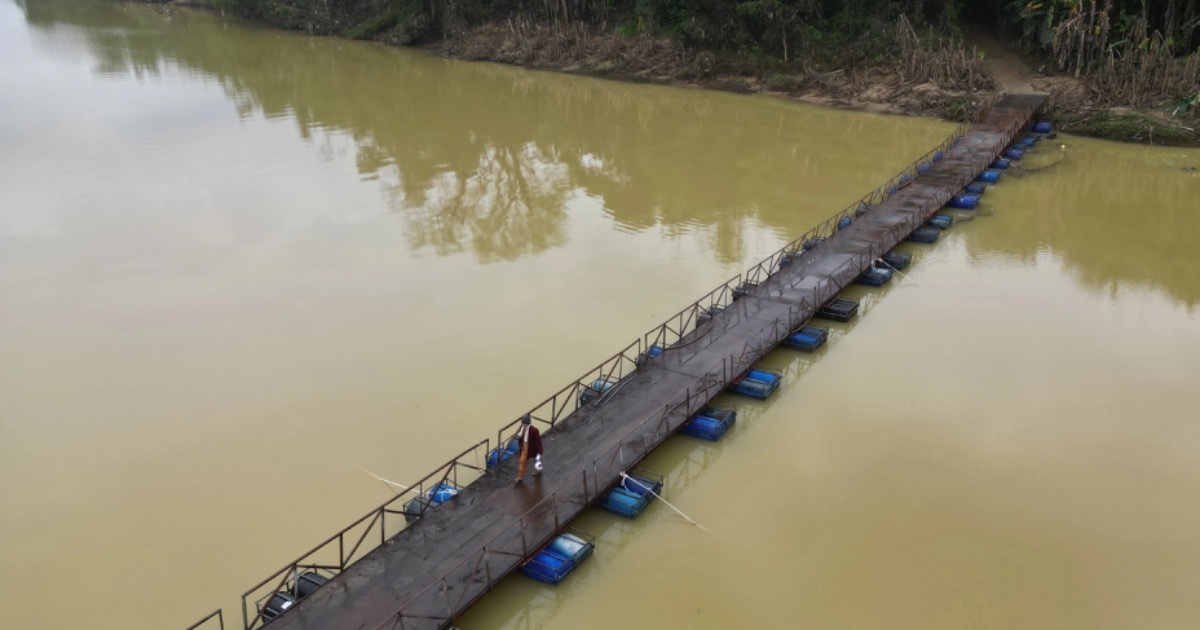 Nối lại cầu phao bị nước lũ “cắt đứt” thành 3 đoạn