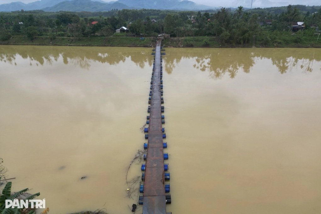 Nối lại cầu phao bị nước lũ cắt đứt thành 3 đoạn - 1 Nối lại cầu phao bị nước lũ cắt đứt thành 3 đoạn - 1