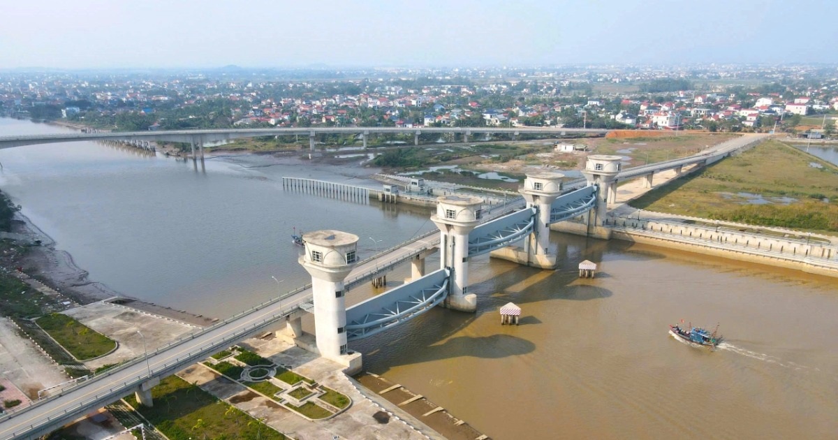 Cầu xây xong rào chắn lại, dân tốn tiền đi đò qua sông