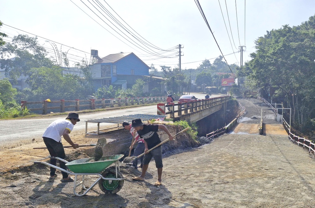 Đóng cầu Đại Bình ở Lâm Đồng vì nhiều hạng mục xuống cấp - 1 Đóng cầu Đại Bình ở Lâm Đồng vì nhiều hạng mục xuống cấp - 1