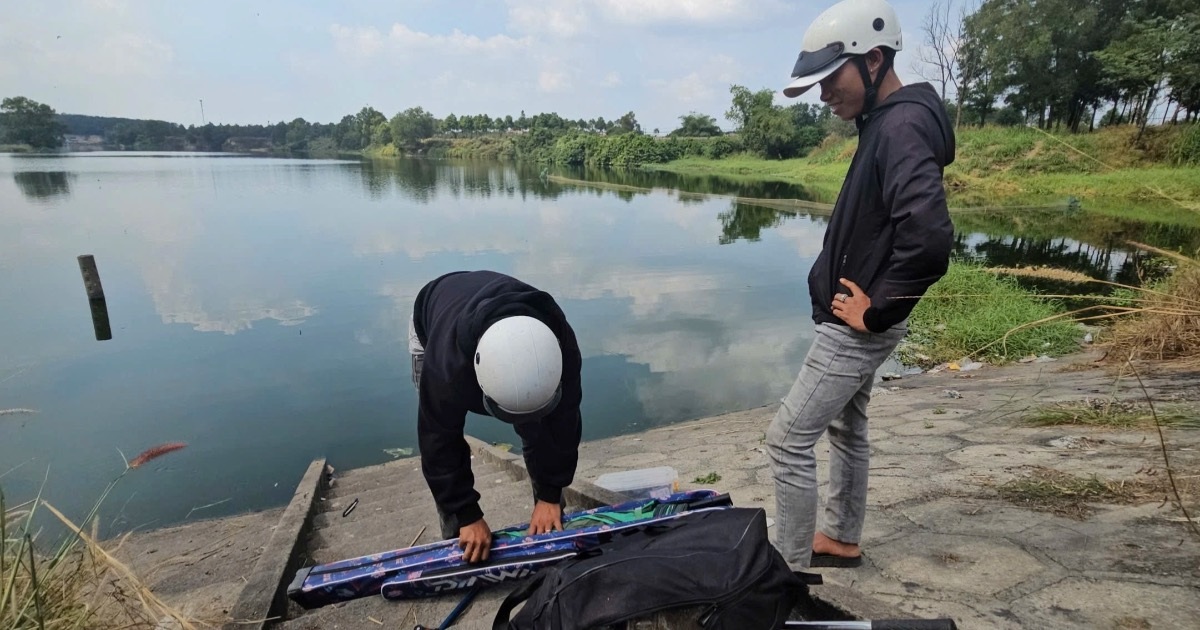 Cần thủ câu trúng thi thể nam giới dưới hồ nước ở TPHCM