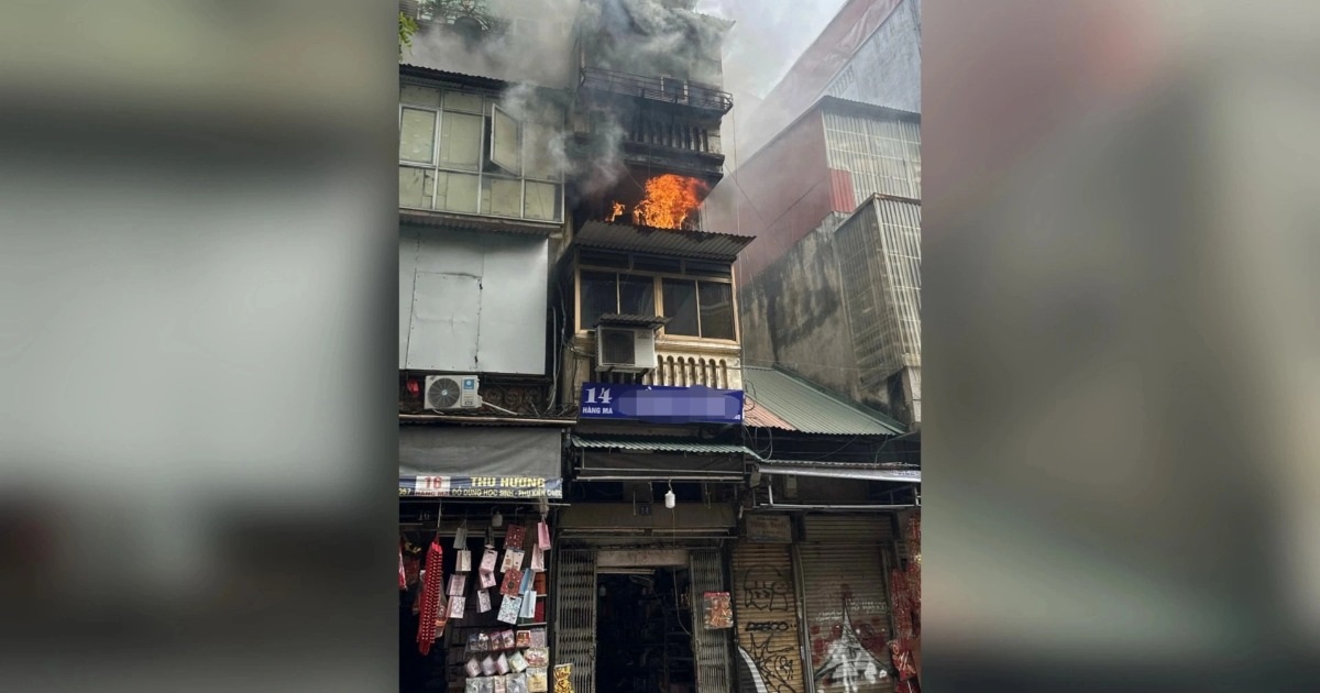 Cháy nhà dân trên phố Hàng Mã, Hà Nội
