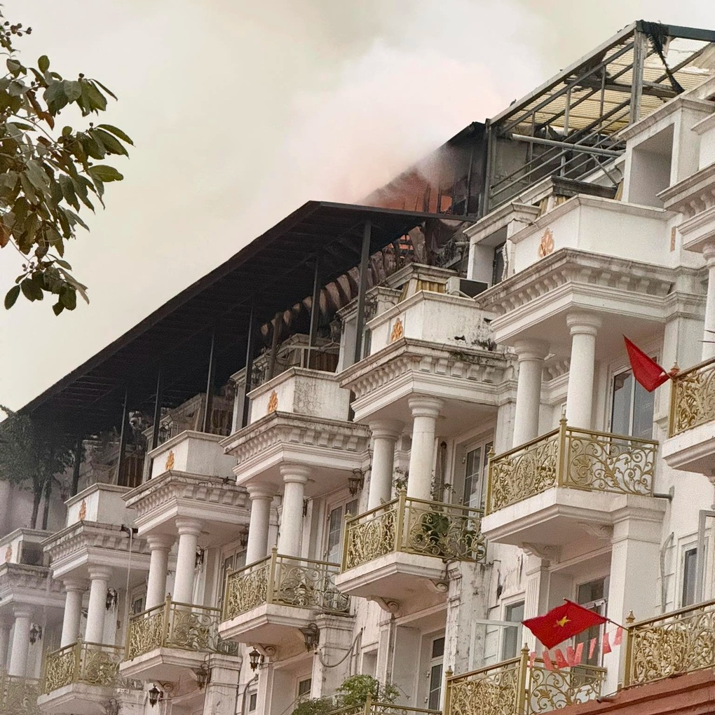 Cháy tại khu biệt thự trên đường Lê Trọng Tấn ở Hà Nội - 1