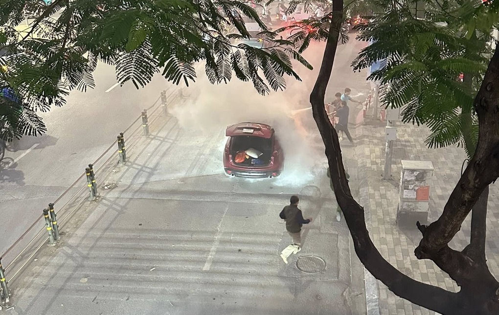 Ô tô bốc cháy giữa đường Hà Nội trong giờ cao điểm - 2