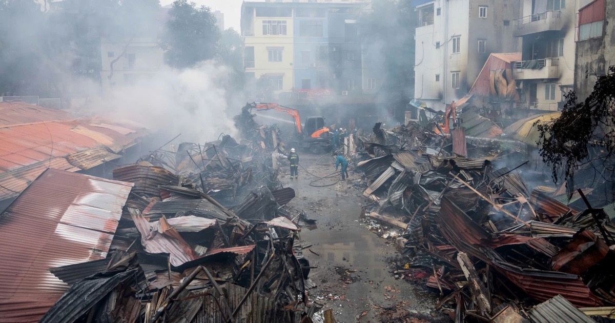 Hiện trường hàng chục ki-ốt bị thiêu rụi sau vụ cháy chợ Xanh Định Công