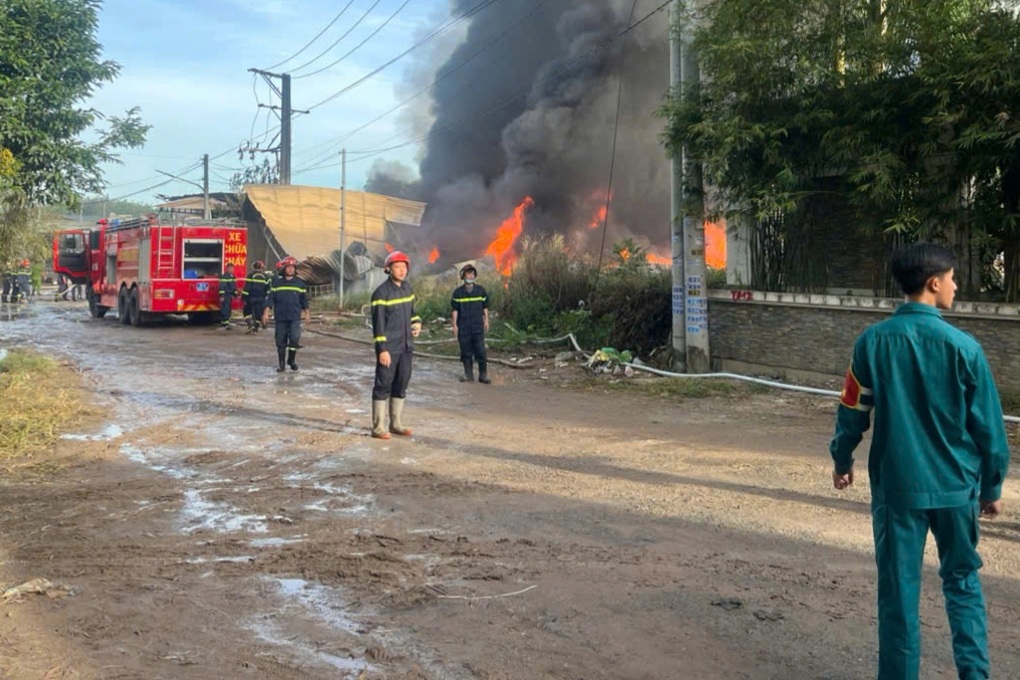 Công ty gỗ ở TPHCM bốc cháy dữ dội - 1 Công ty gỗ ở TPHCM bốc cháy dữ dội - 1