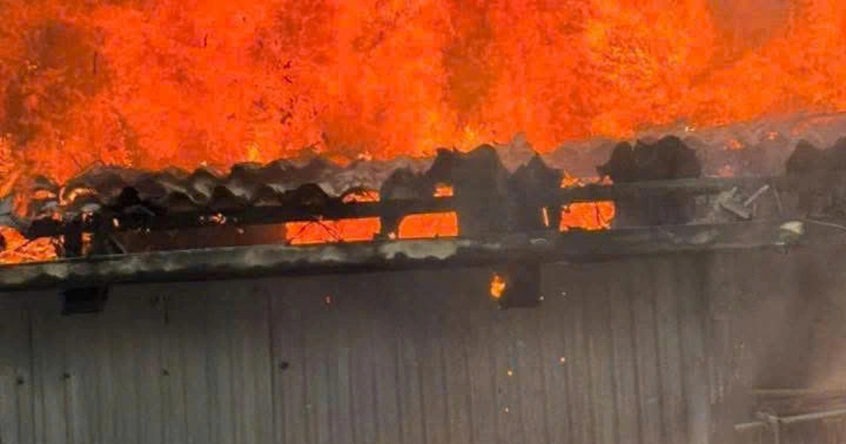 Nhà dân bốc cháy ngùn ngụt trên phố Lò Đúc ở Hà Nội