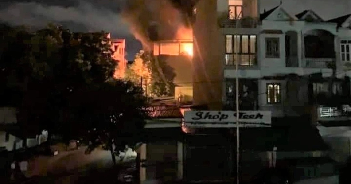 Cháy nhà dân ở Hà Nội lúc rạng sáng, cảnh sát hướng dẫn 1 người thoát nạn