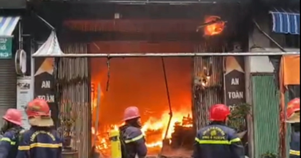 Cháy dữ dội kèm tiếng nổ trong ngôi nhà 3 tầng ở Quy Nhơn