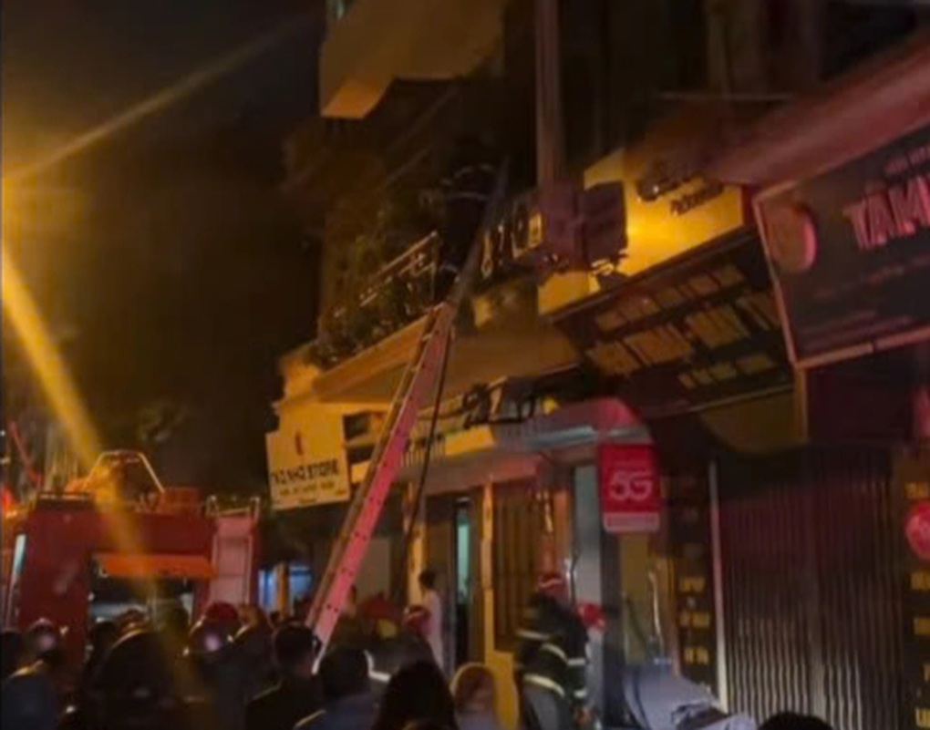 Cháy nhà dân ở Hà Nội lúc rạng sáng, cảnh sát hướng dẫn 1 người thoát nạn - 2