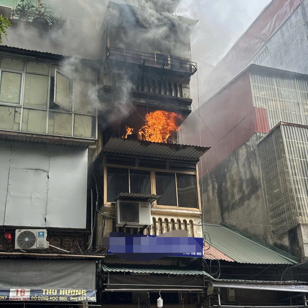 Cháy nhà dân trên phố Hàng Mã, Hà Nội - 1 Cháy nhà dân trên phố Hàng Mã, Hà Nội - 1