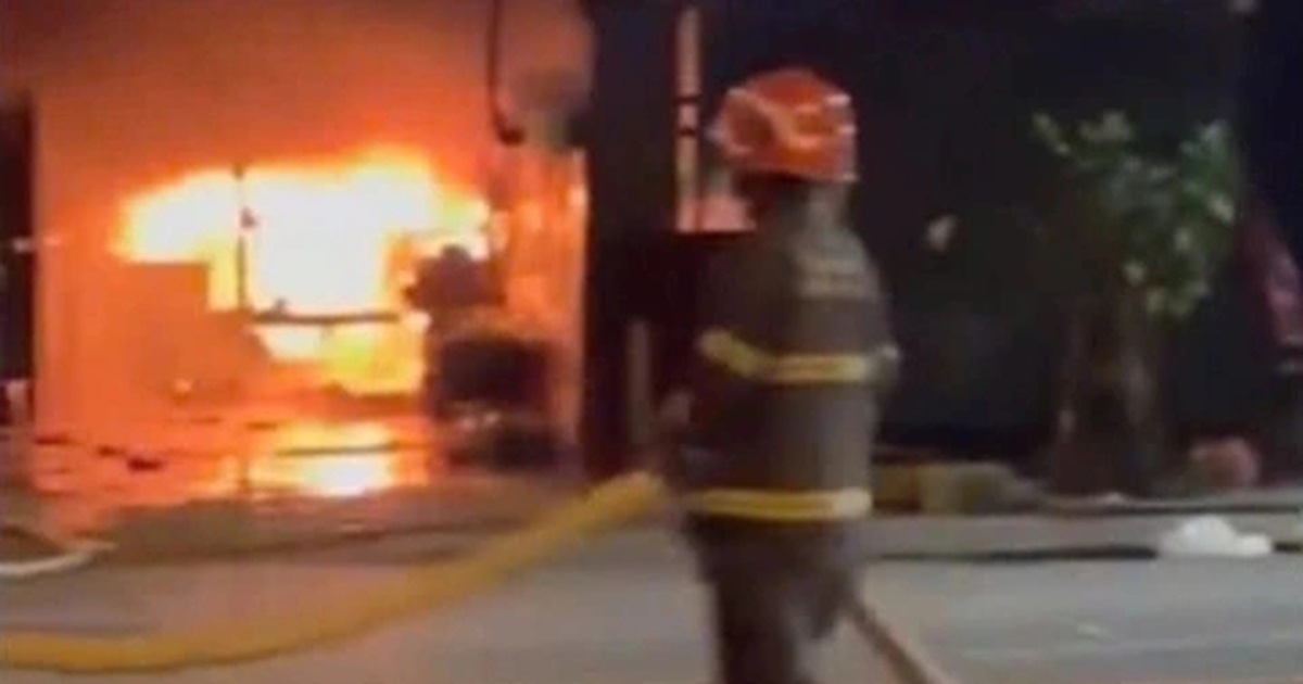 Cháy chợ Xanh ở Hà Nội lúc rạng sáng