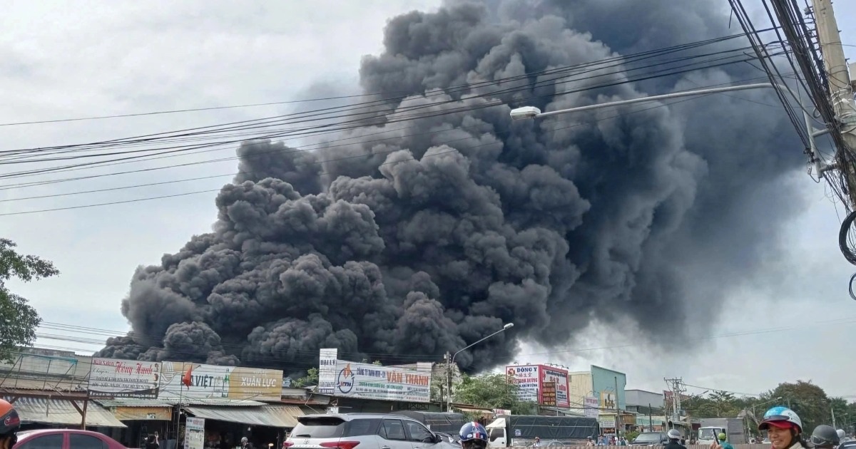 Cháy khu chứa phế liệu của công ty ở TPHCM