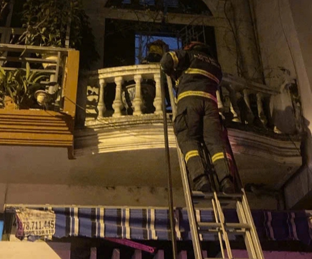 Cháy nhà dân ở Hà Nội lúc rạng sáng, cảnh sát hướng dẫn 1 người thoát nạn - 1