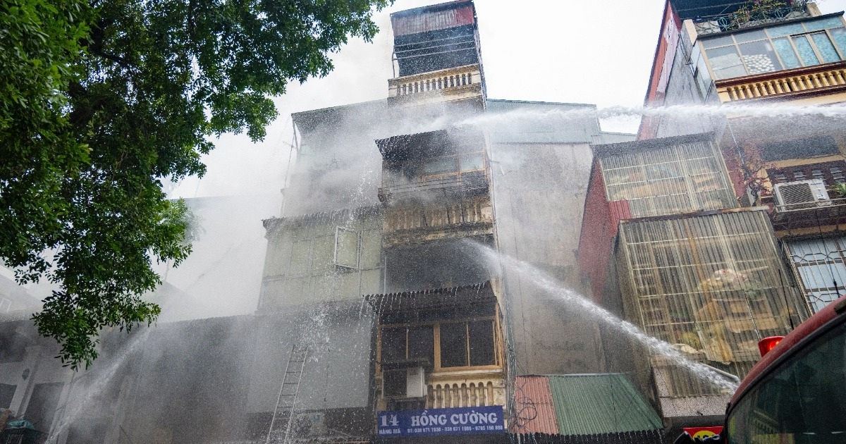 Hiện trường vụ cháy nhà dân trên phố Hàng Mã ngày cuối năm