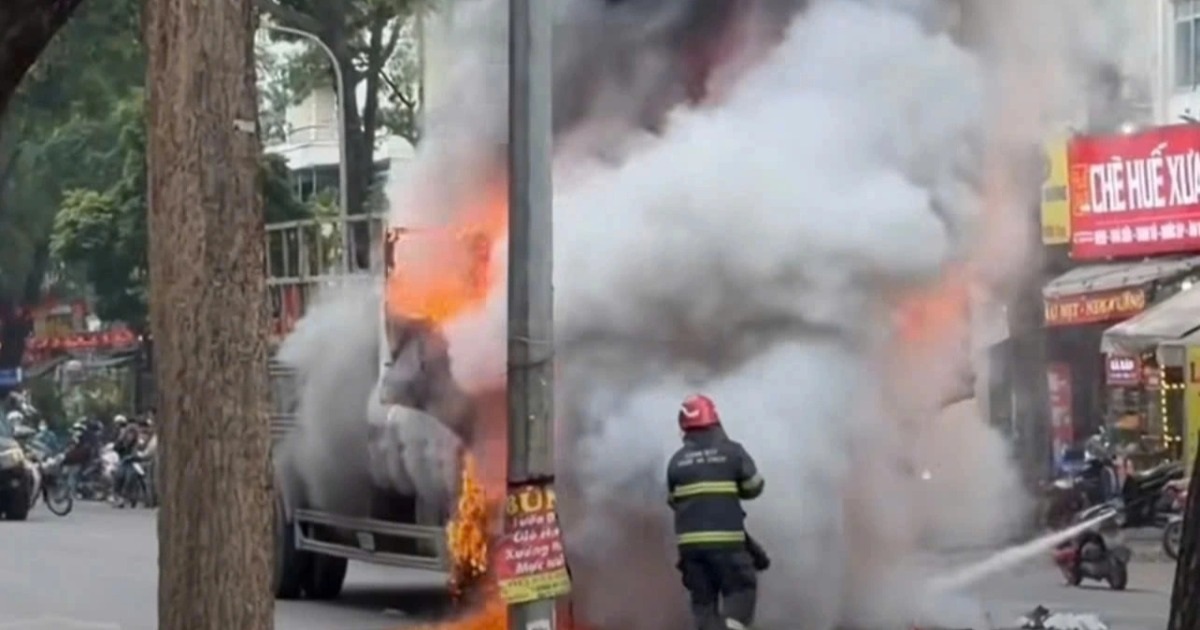 Ô tô tải bốc cháy dữ dội trên đường ở Hà Nội