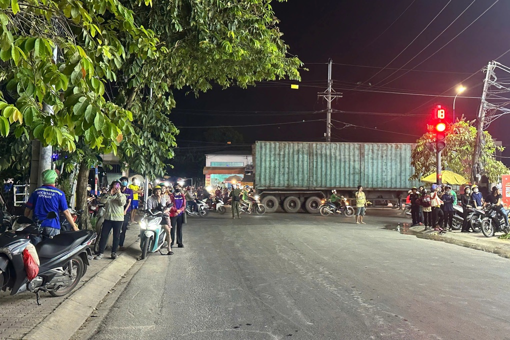 Xe chở gỗ bốc cháy ở TPHCM, hàng chục người dân dập lửa  - 2