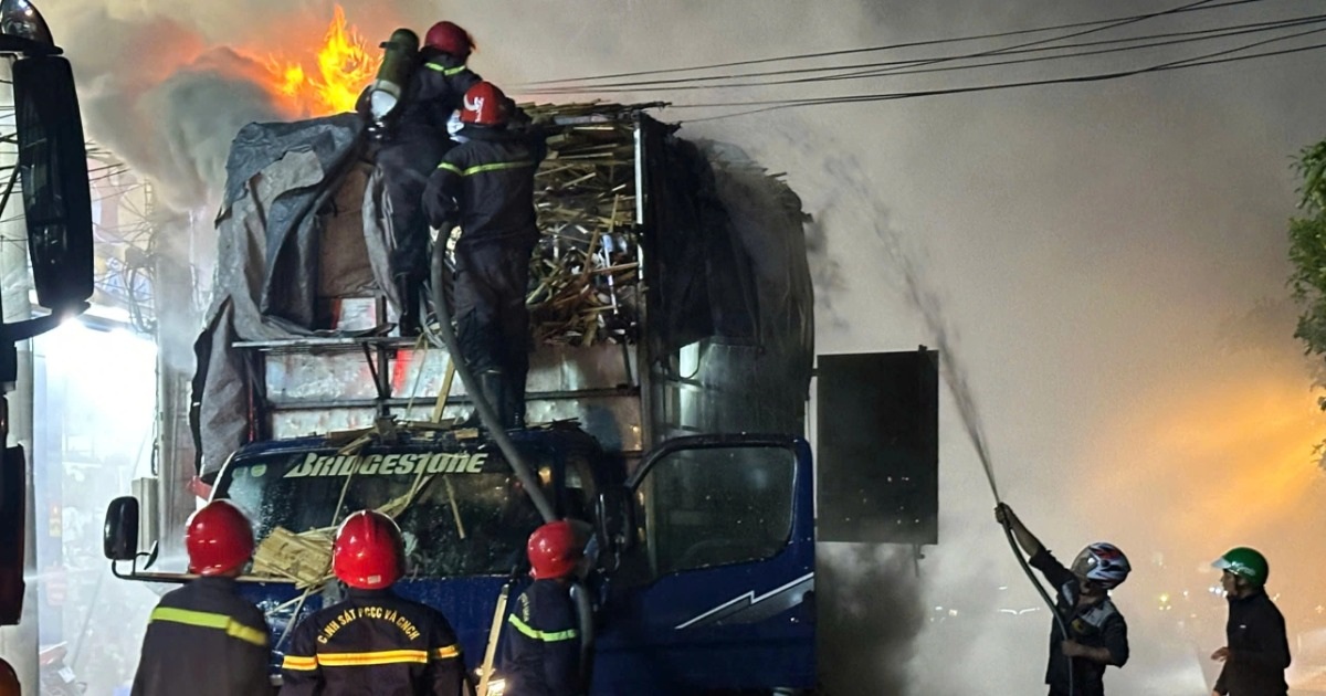 Xe chở gỗ bốc cháy ở TPHCM, hàng chục người dân dập lửa