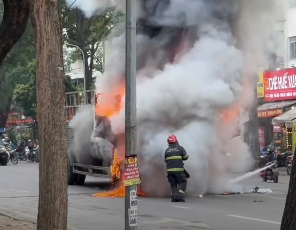 Ô tô tải bốc cháy dữ dội trên đường ở Hà Nội - 1