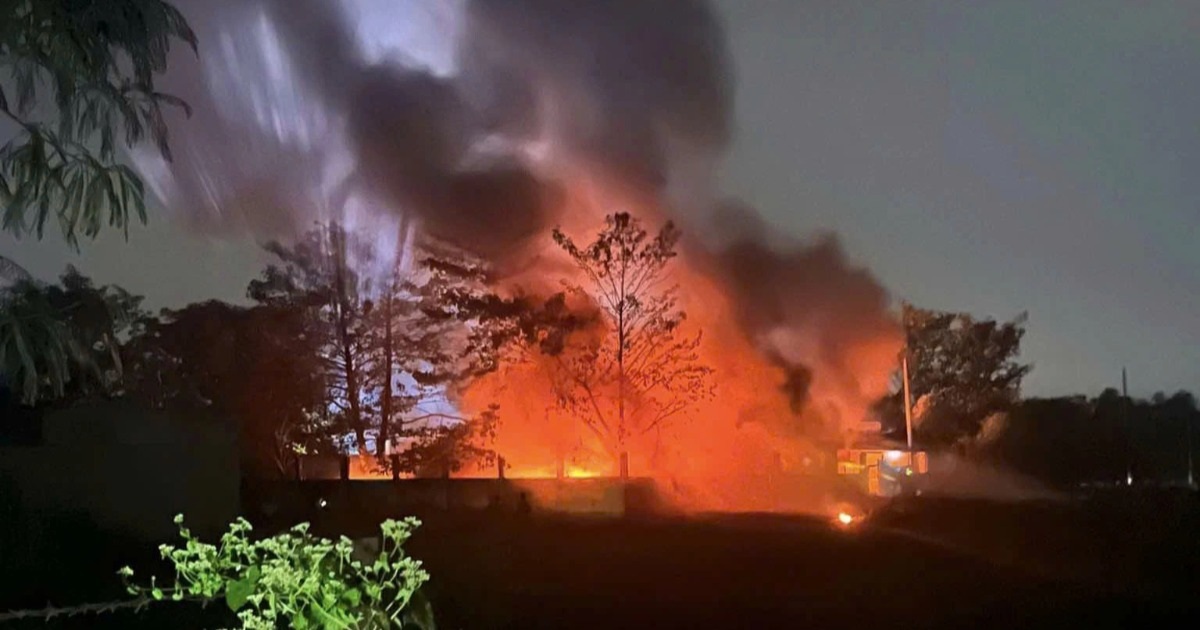 Cháy bãi phế liệu ở TPHCM, khói lửa đỏ rực một vùng trời