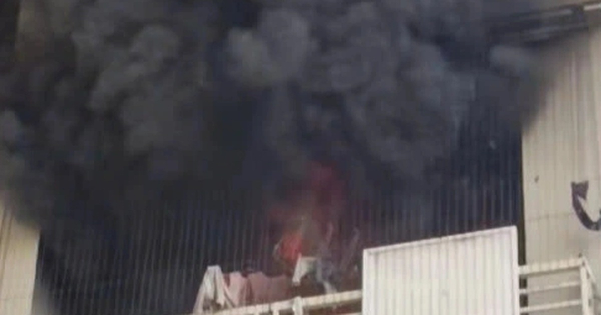 Khói lửa bốc lên ngùn ngụt từ căn hộ chung cư ở Hà Nội