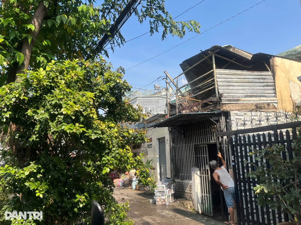 Nấu cơm trưa gây cháy nhà ở TPHCM, nhiều tài sản bị thiêu rụi - 1 Nấu cơm trưa gây cháy nhà ở TPHCM, nhiều tài sản bị thiêu rụi - 1