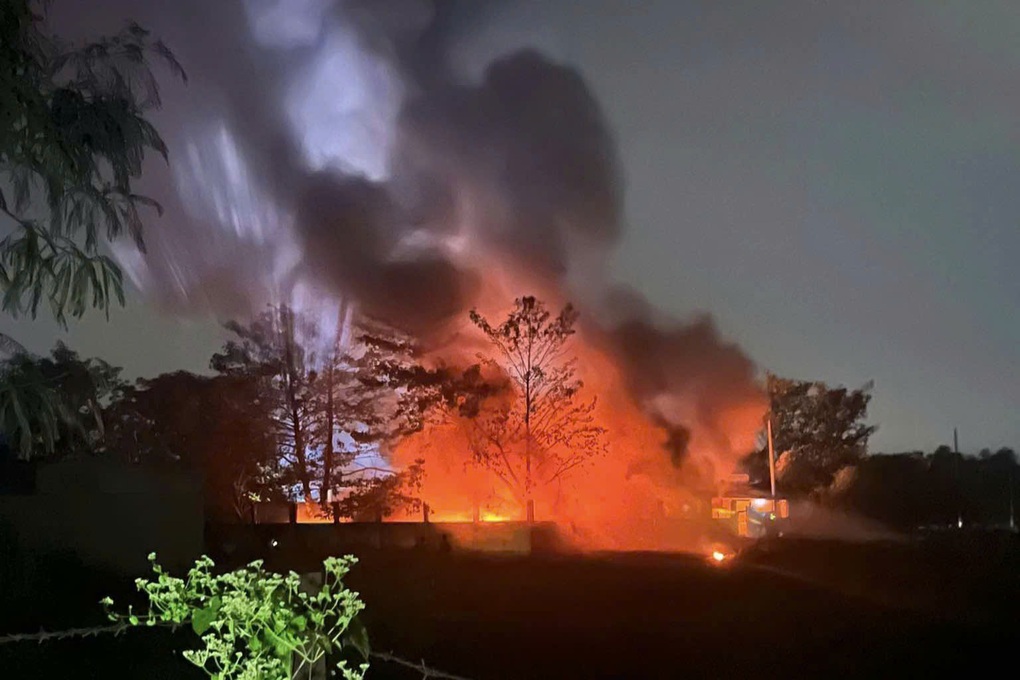 Cháy bãi phế liệu ở TPHCM, khói lửa đỏ rực một vùng trời - 1