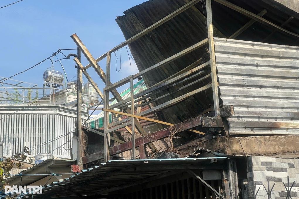 Nấu cơm trưa gây cháy nhà ở TPHCM, nhiều tài sản bị thiêu rụi - 2 Nấu cơm trưa gây cháy nhà ở TPHCM, nhiều tài sản bị thiêu rụi - 2