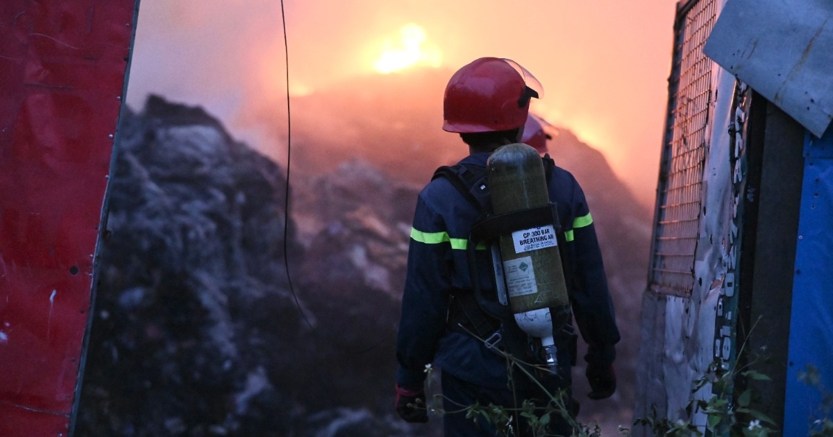 Cảnh sát mang mặt nạ chống độc dập đám cháy cạnh khu dân cư ở TPHCM