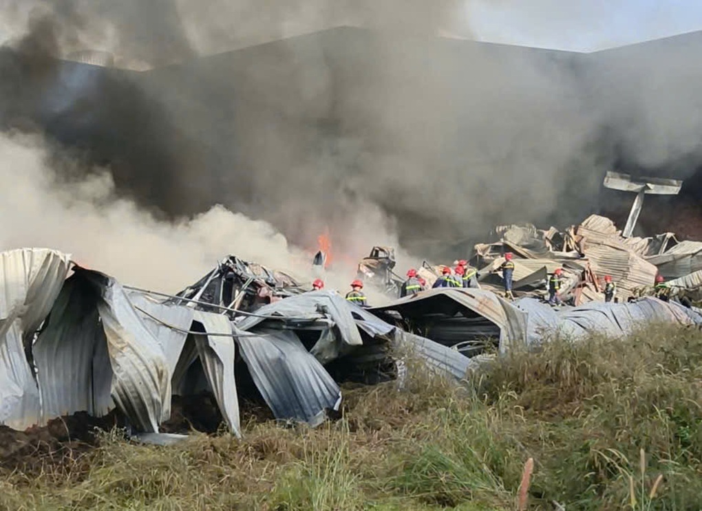 Công ty gỗ ở TPHCM bốc cháy dữ dội - 2 Công ty gỗ ở TPHCM bốc cháy dữ dội - 2