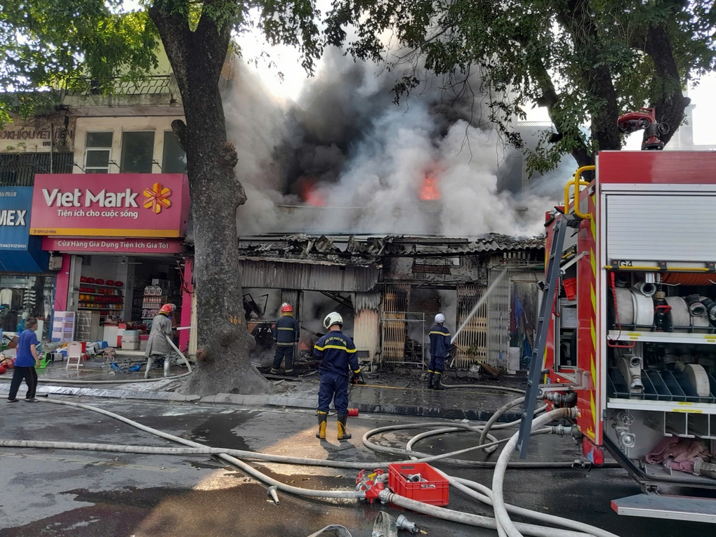 Nhà dân bốc cháy ngùn ngụt trên phố Lò Đúc ở Hà Nội - 2 Nhà dân bốc cháy ngùn ngụt trên phố Lò Đúc ở Hà Nội - 2