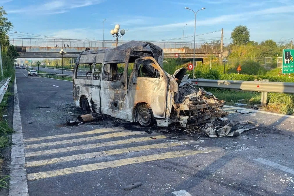 Xe cứu thương gặp nạn trên cao tốc Long Thành - Dầu Giây, 3 người tử vong - 2 Xe cứu thương gặp nạn trên cao tốc Long Thành - Dầu Giây, 3 người tử vong - 2