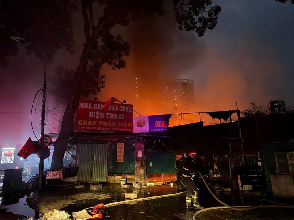 Cháy chợ Xanh ở Hà Nội lúc rạng sáng - 1