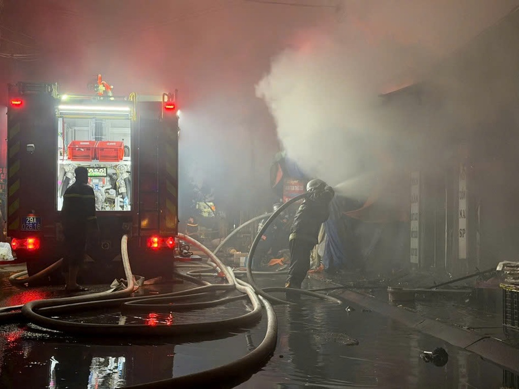 Cháy chợ Xanh ở Hà Nội lúc rạng sáng - 2