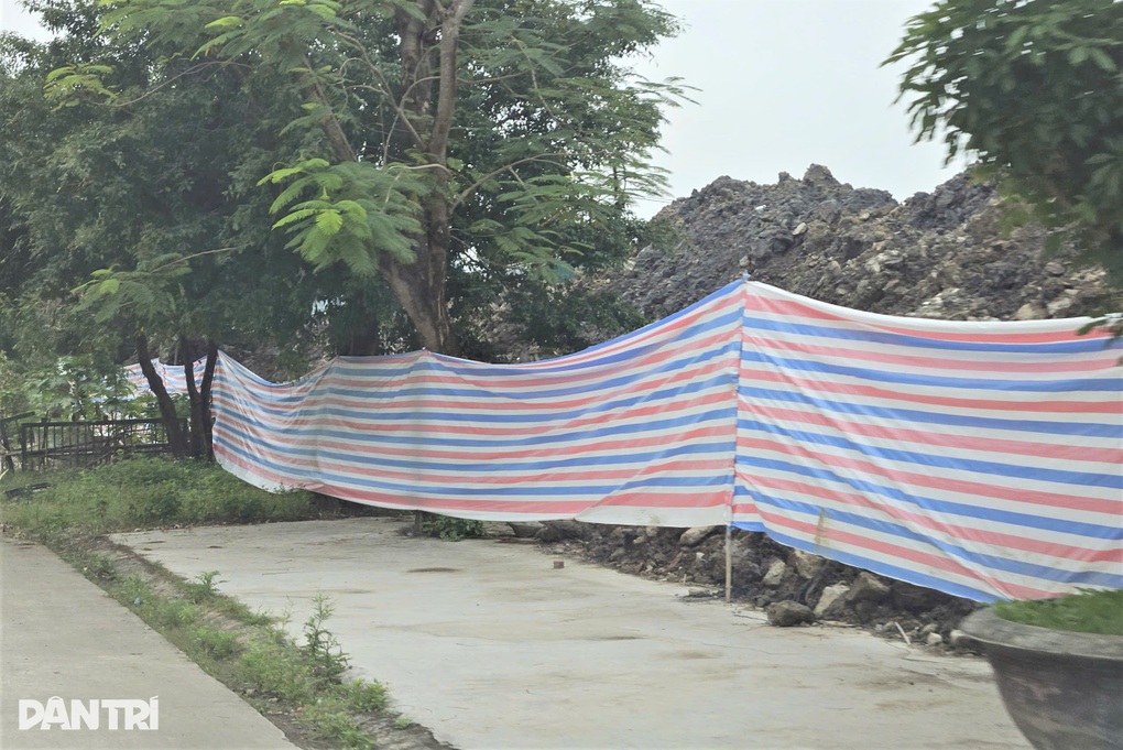 Vụ doanh nghiệp xây trường học đổ đất thải tràn vỉa hè: Khắc phục qua loa - 1 Vụ doanh nghiệp xây trường học đổ đất thải tràn vỉa hè: Khắc phục qua loa - 1