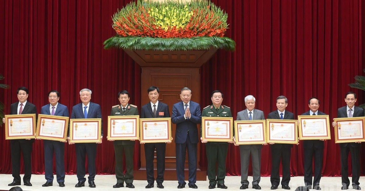Chủ tịch nước và nhiều Ủy viên Bộ Chính trị được tặng Huân chương