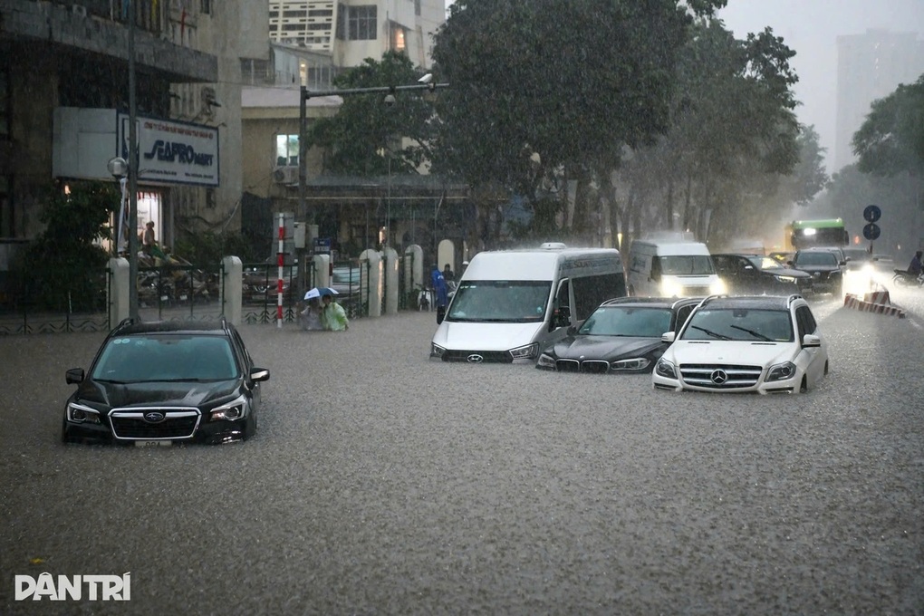 “Có tuyến đường ở Hà Nội rộng 4-5 làn nhưng ô tô chiếm tới 3-3,5 làn” - 4 “Có tuyến đường ở Hà Nội rộng 4-5 làn nhưng ô tô chiếm tới 3-3,5 làn” - 4