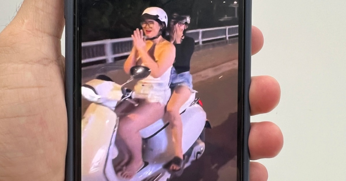 Cô gái đi xe Vespa buông hai tay vái lạy người khác ở TPHCM