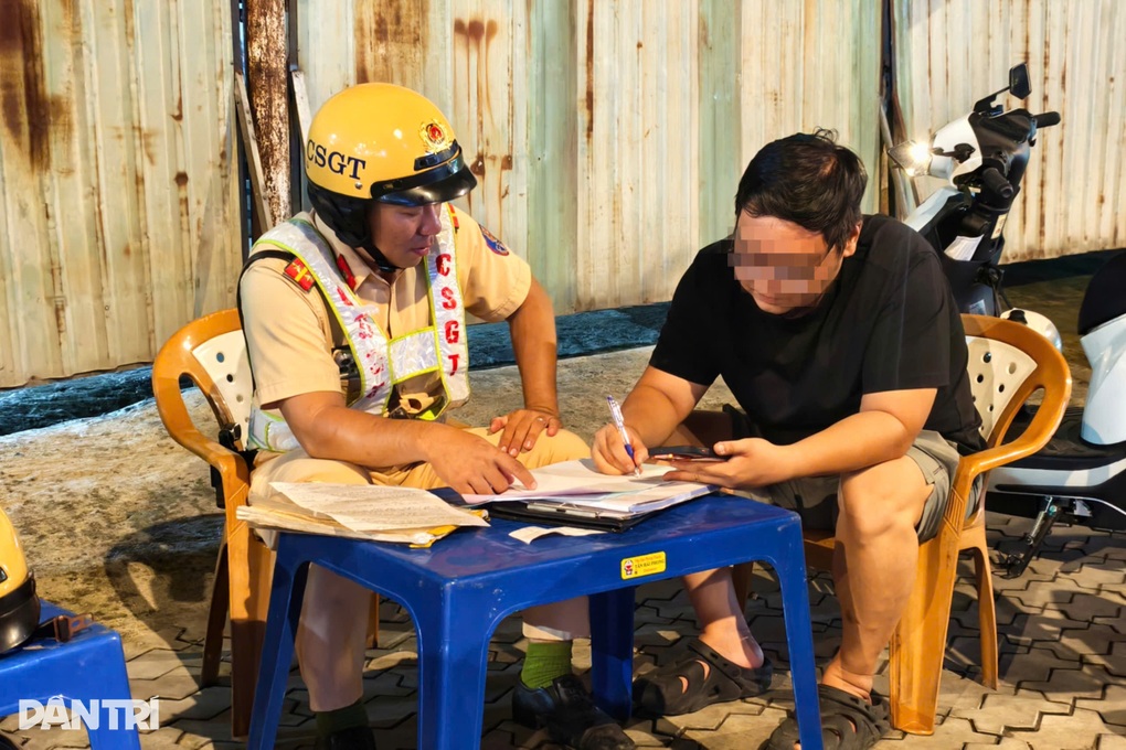 Uống 2 lon bia sau giờ tan trường, nam sinh ở TPHCM bị phạt 7 triệu đồng - 2