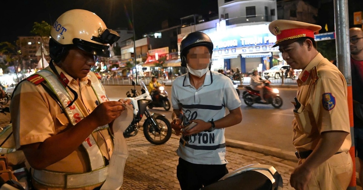 Uống 2 lon bia sau giờ tan trường, nam sinh ở TPHCM bị phạt 7 triệu đồng