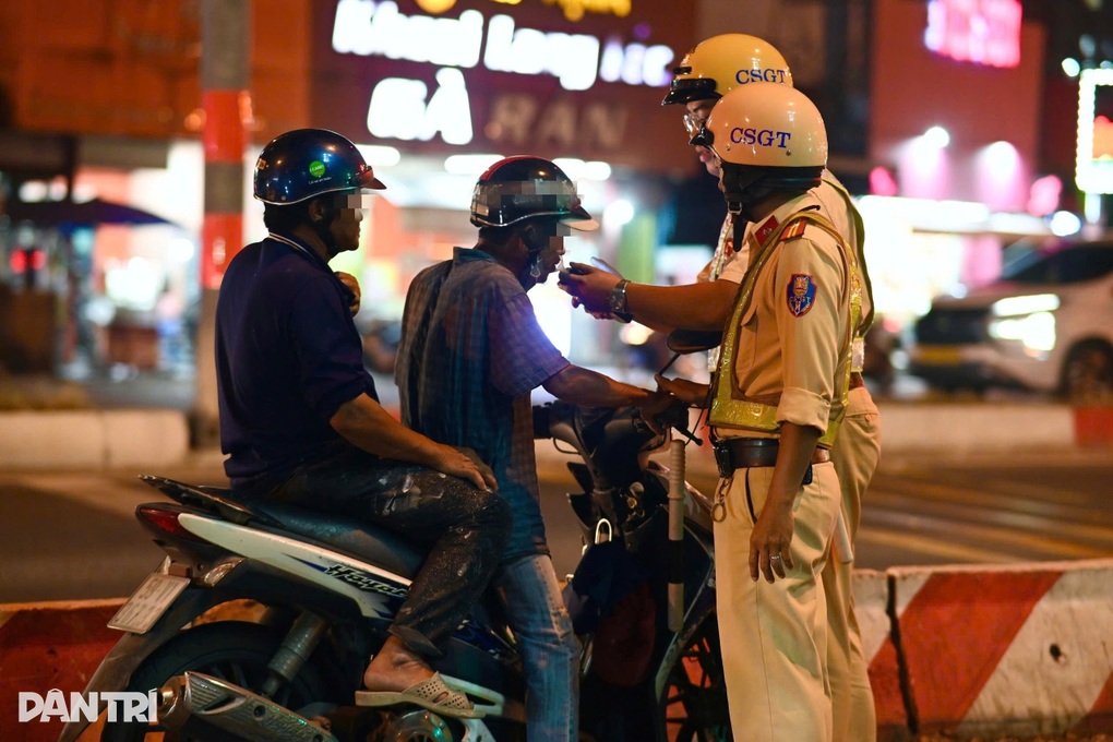 Say xỉn bị thổi phạt, người đàn ông ở TPHCM quay sang xin lỗi chủ xe - 1 Say xỉn bị thổi phạt, người đàn ông ở TPHCM quay sang xin lỗi chủ xe - 1