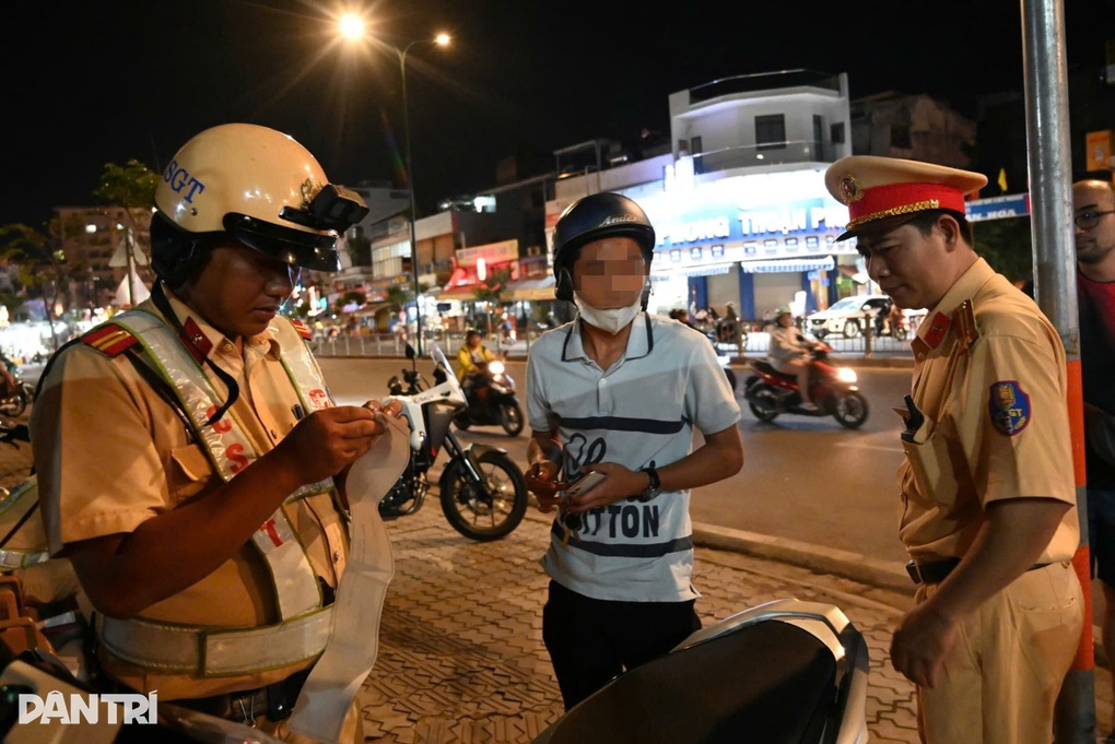 Uống 2 lon bia sau giờ tan trường, nam sinh ở TPHCM bị phạt 7 triệu đồng - 3