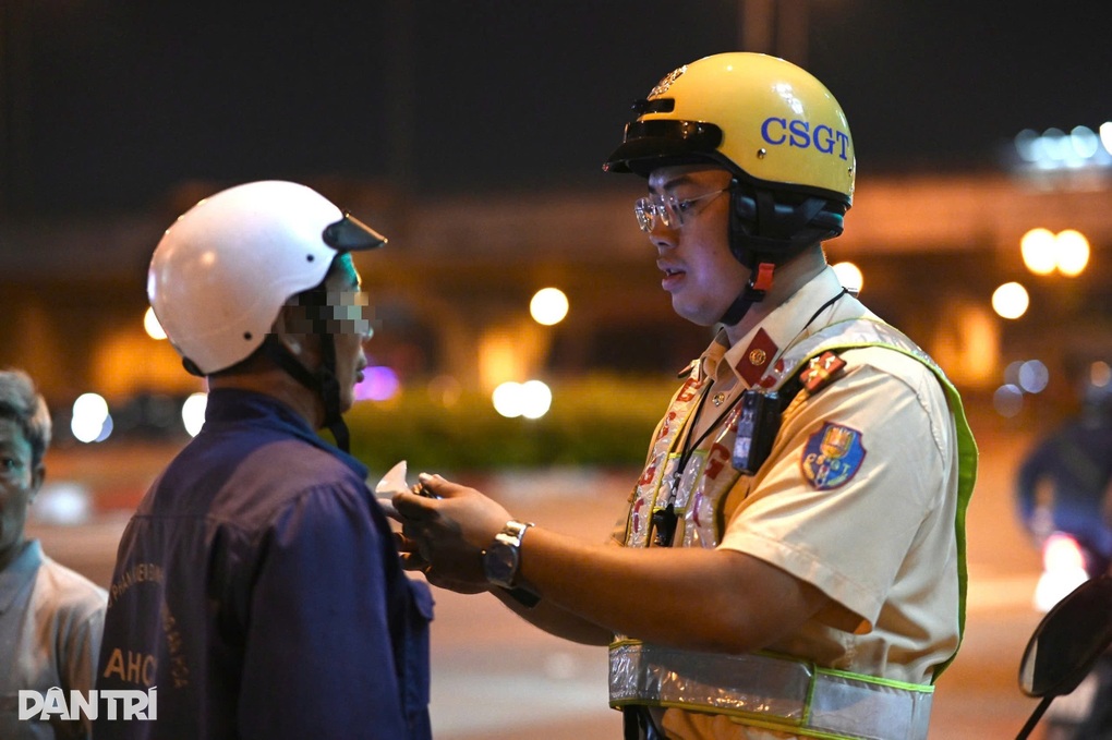 Say xỉn bị thổi phạt, người đàn ông ở TPHCM quay sang xin lỗi chủ xe - 3 Say xỉn bị thổi phạt, người đàn ông ở TPHCM quay sang xin lỗi chủ xe - 3