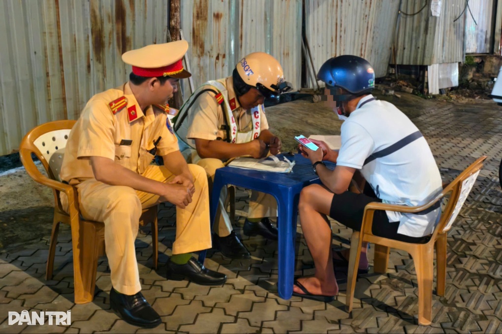 Uống 2 lon bia sau giờ tan trường, nam sinh ở TPHCM bị phạt 7 triệu đồng - 1