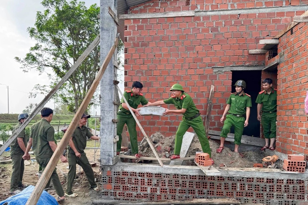 Công an Gia Lai bàn giao 2 ngôi nhà đầu tiên trong “Chiến dịch Quang Trung” - 2