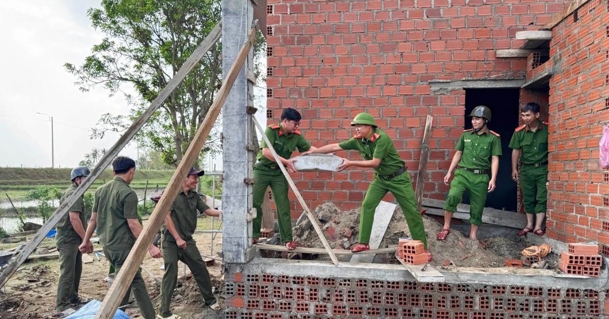 Công an Gia Lai bàn giao 2 ngôi nhà đầu tiên trong “Chiến dịch Quang Trung”