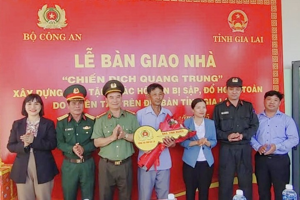 Công an Gia Lai bàn giao 2 ngôi nhà đầu tiên trong “Chiến dịch Quang Trung” - 1