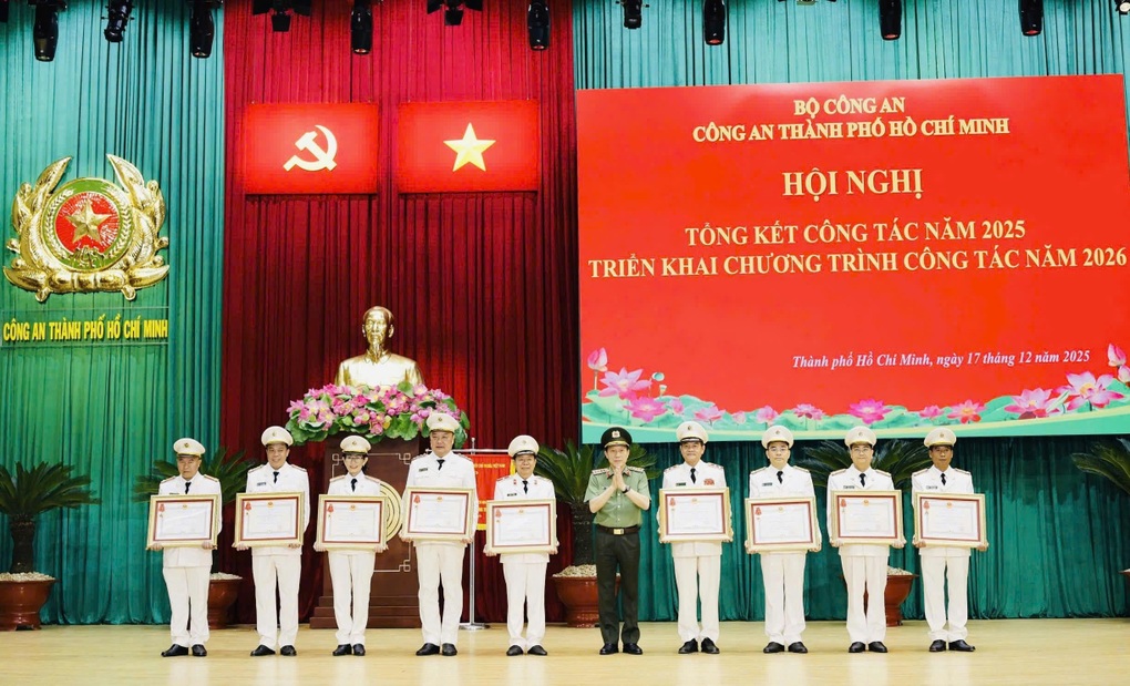 Công an TPHCM kéo giảm 24% tội phạm về trật tự xã hội trong năm 2025 - 3