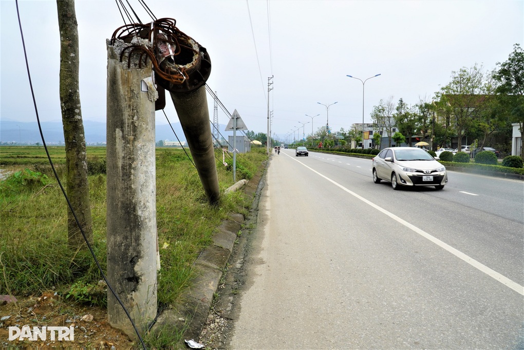 Vì sao cột điện gãy đổ vẫn ngổn ngang nhiều tháng sau bão? - 2